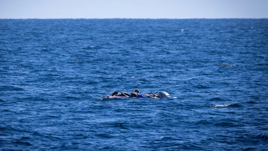 লিবিয়ার উপকূলে অভিবাসীবাহী নৌকাডুবি, নিহত ৫৩